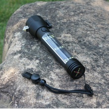 厂家太阳能手电筒救生锤LED强光远射多功能救生锤户外车载USB充电